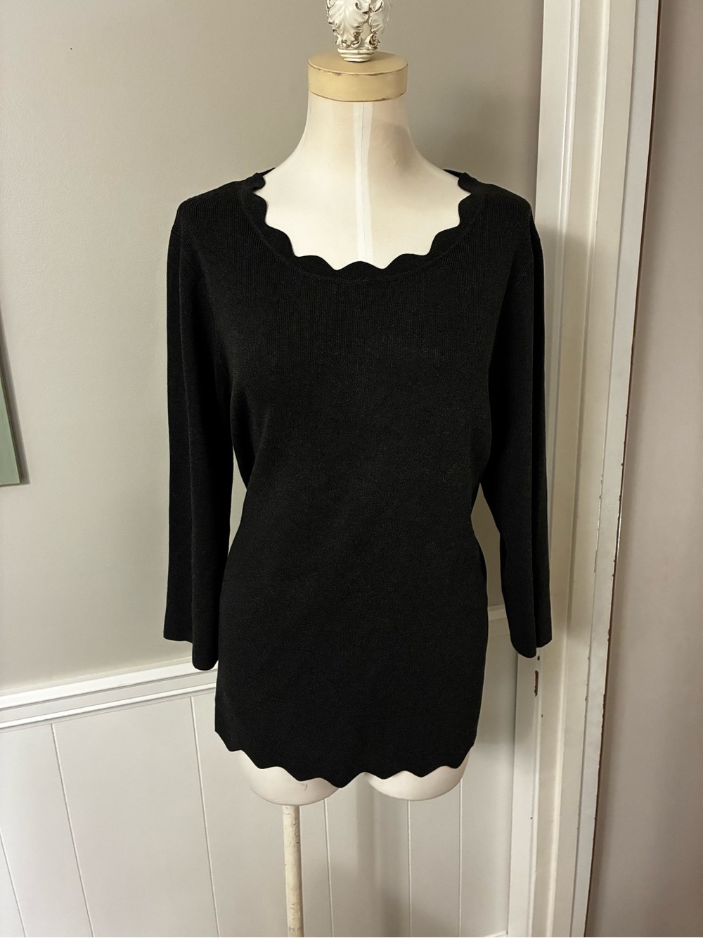 cable & gauge Dark Gray Scalloped 3/4 length Sleeve Lightweight Sweater
